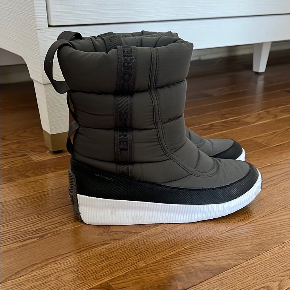 NWOT SOREL ARMY GREEN WINTER BOOTS